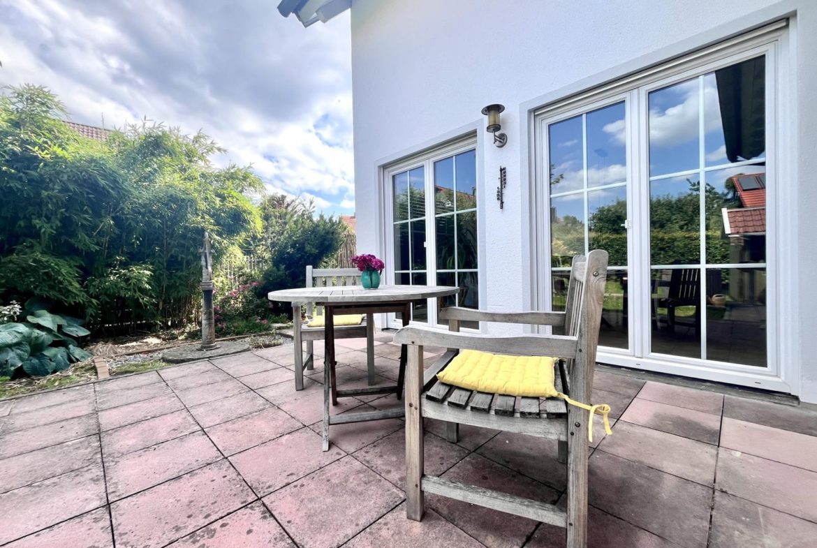 Außenansicht Zweifamilienhaus in Geltendorf Terrasse