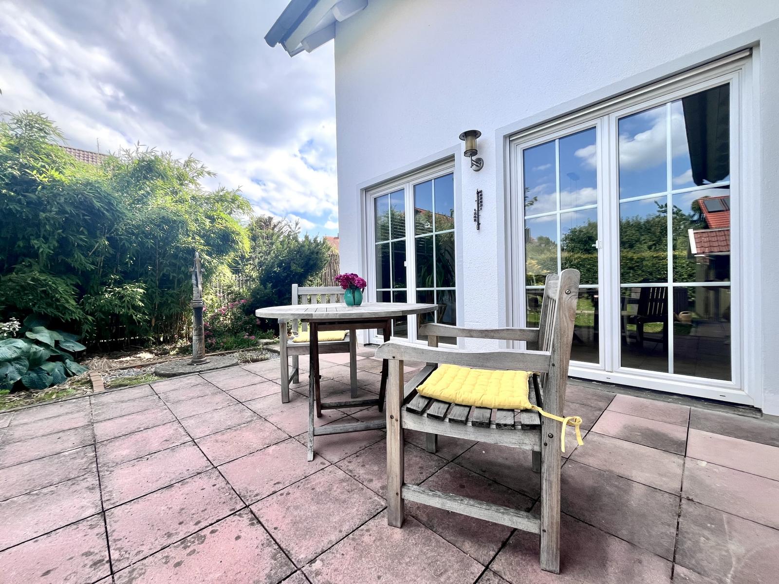 Außenansicht Zweifamilienhaus in Geltendorf Terrasse