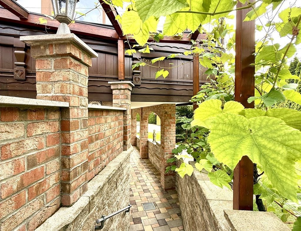 auch die Außenanlagen sind wertig errichtet