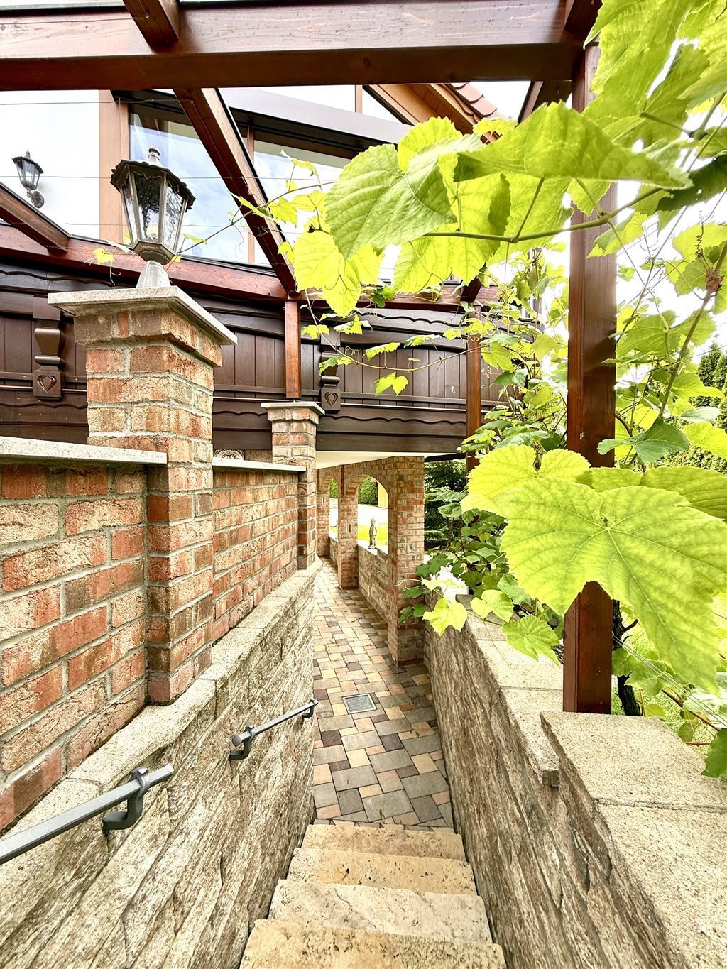 auch die Außenanlagen sind wertig errichtet